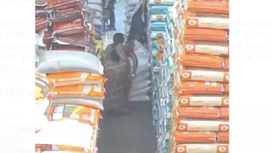 rice falling on a woman's body Video Get Viral