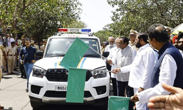 CM Eknath Shinde Show Green flag to RTO Car