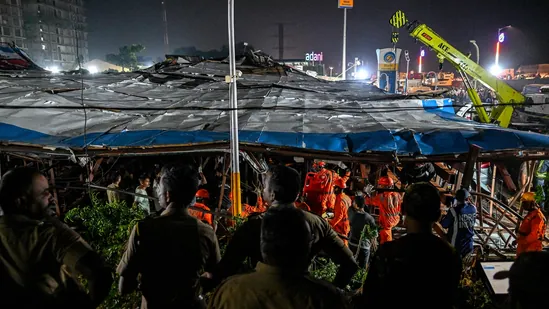 Ghatkopar hoarding collapse: घाटकोपर मधील होर्डिंग दुर्घटनेनंतर मुख्यमंत्री एकनाथ शिंदे यांनी मृत्यू पडलेलाच्या नातेवाईकांना पाच लाखाची मदत जाहीर