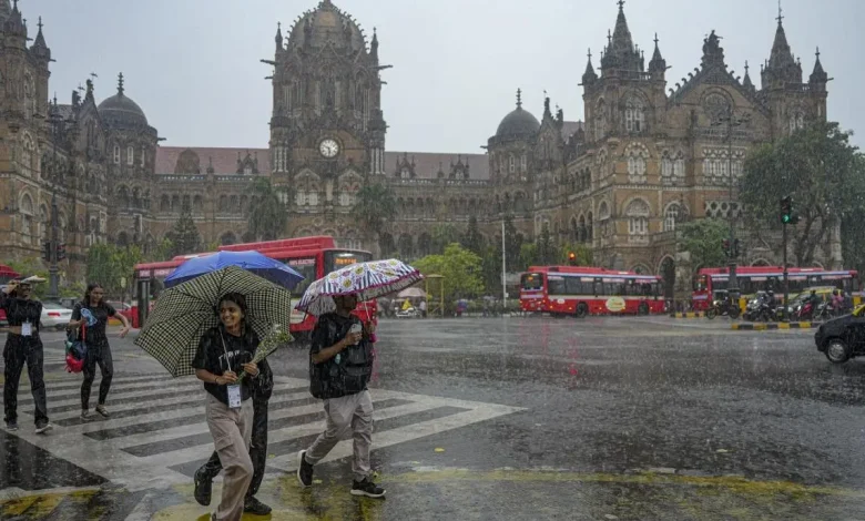 Mumbai Weather Update : आज सकाळपासून मुंबईत पाऊस पडत आहे. दरम्यान, 21 ते 22 जूनपर्यंत काही भागात चांगला पाऊस होईल, असा अंदाज हवामान खात्याने वर्तवला आहे.