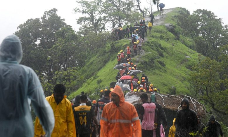 Raigad Weather Update : Torrential rain in Raigad, rescue of tourists stuck at Raigad fort Raigad closed for tourism from today