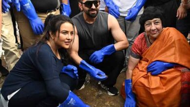 Versova Beach: Ayushmann Khurrana and Amrita Fadnavis participated in a cleanliness drive at Versova Beach.