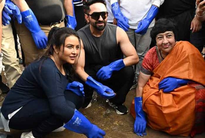 Versova Beach: Ayushmann Khurrana and Amrita Fadnavis participated in a cleanliness drive at Versova Beach.