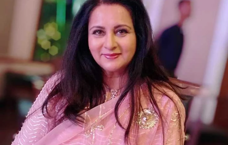 diamond necklace worth over a lakh was stolen from Bollywood actor Poonam Dhillon house