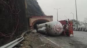 Mumbai Pune Expressway: Massive traffic jam on the Mumbai-Pune Expressway for 17 hours; attempts to stop the gas leak have failed, experts have been called in.